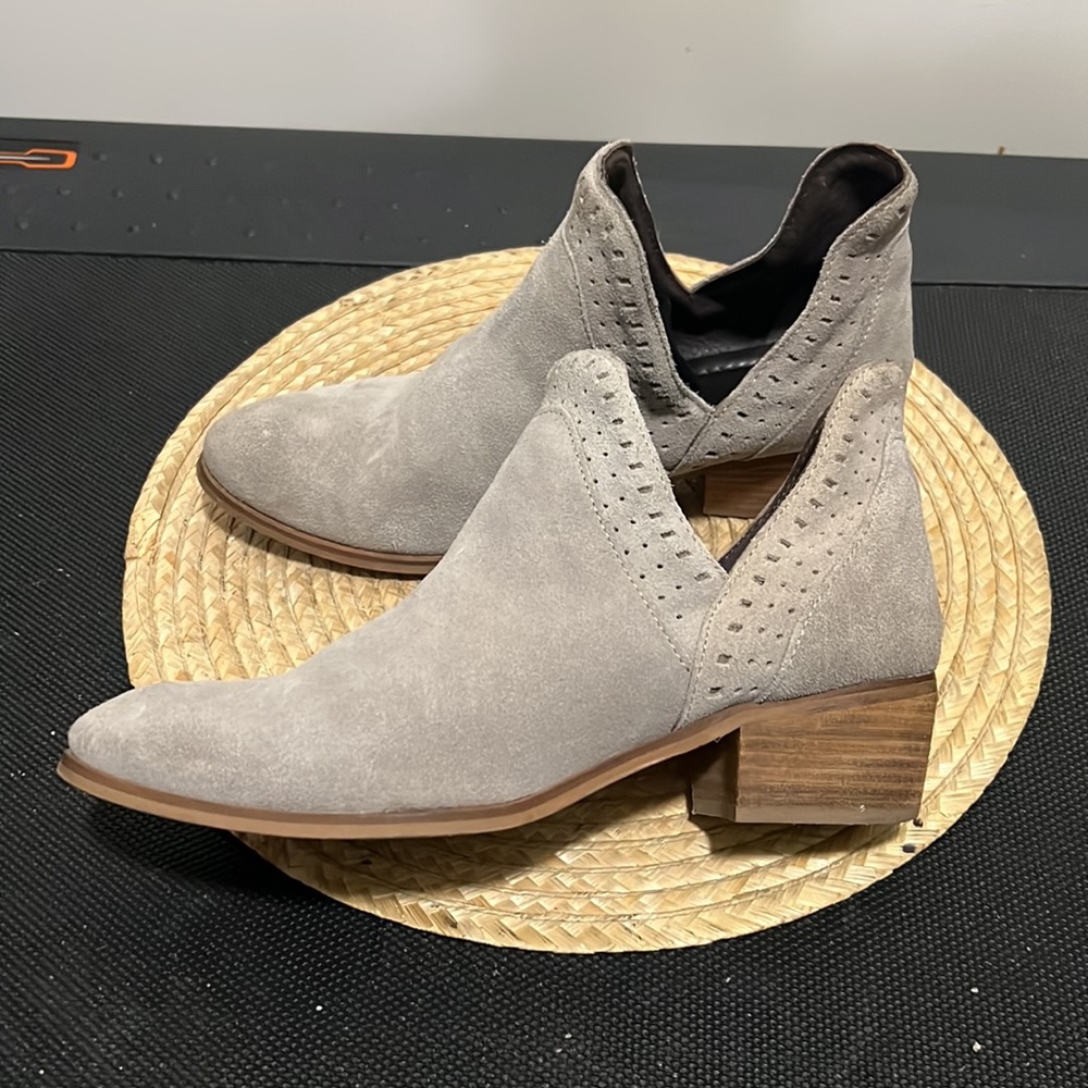 BCBG Textured Leather Beige Cutout Ankle Booties Size 10